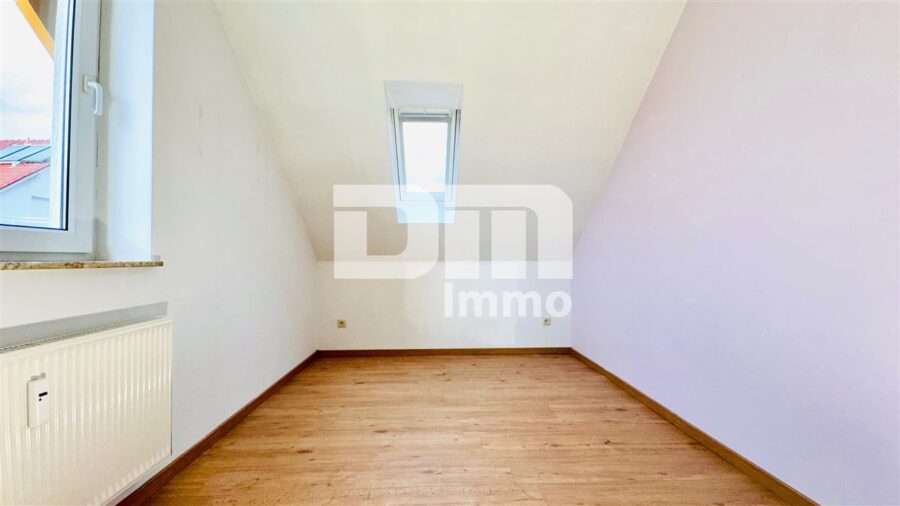 Schöne Dachgeschosswohnung mit umfangreicher Ausstattung, zwei Balkonen und Stellplatz - Kinderzimmer / Gästezimmer / Büro